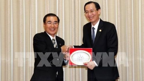 Lê Thanh Liêm, vice-président permanent du Comité populaire de Hô Chi Minh-Ville (à droite), et Hiroyuki Mori, maire de la ville japonaise de Kagoshima. Photo : VNA.