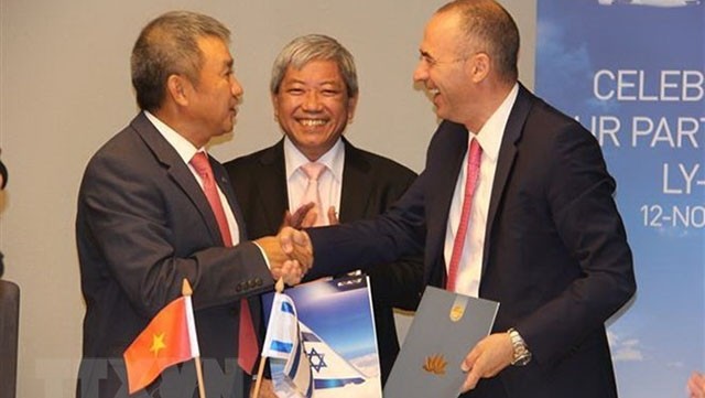 La cérémonie de signature d'un accord de partage de codes entre Vietnam Airlines et LY. Photo: VNA
