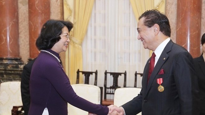 La Vice-Présidente du Vietnam, Dang Thi Ngoc Thinh (à gauche), et le gouverneur de la préfecture japonaise de Kanagawa, Kuroiwa Yuji, le 16 novembre à Hanoi. Photo: VNA
