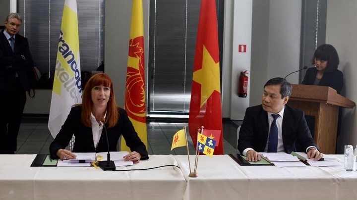 Le vice-ministre du Plan et de l’Investissement, Vu Dai Thang (à droite), et l'administratrice générale de WBI, Pascale Delcomminette, lors de la réunion. Photo: Délégation Wallonie-Bruxelles Au Vietnam.