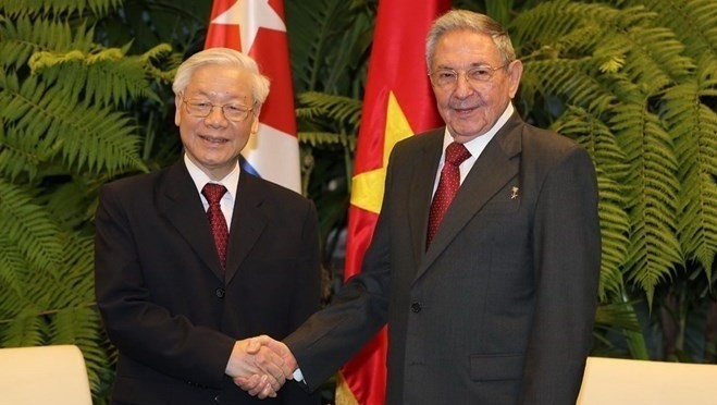 Le Secrétaire général du CC du PCV et Président vietnamien, Nguyên Phu Trong (à gauche), et le premier Secrétaire du CC du Parti communiste de Cuba, Raul Castro Ruz, lors de leur réunion à La Havane en mars 2018. Photo : VNA.