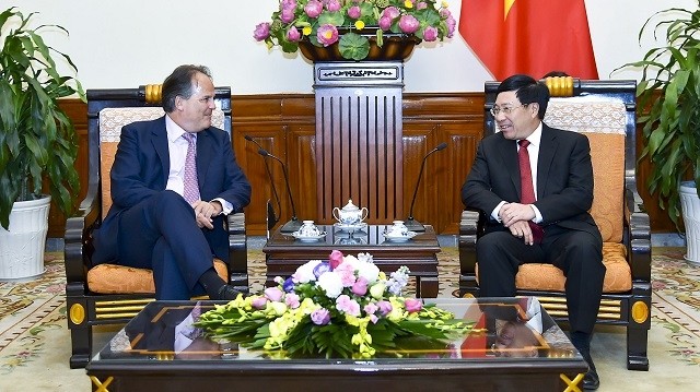 Le Vice-PM et ministre vietnamien des Affaires étrangères, Pham Binh Minh (à droite), et le ministre d’État britannique Mark Field, le 2 janvier à Hanoi. Photo : VGP.