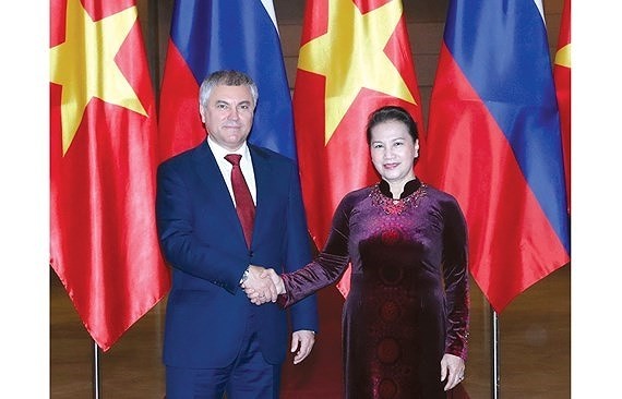 La Présidente de l’Assemblée nationale vietnamienne, Nguyên Thi Kim Ngân (à droite), et le président de la Douma d’Etat de la Fédération de Russie Vyacheslav Viktorovich Volodin. Photo : VNA