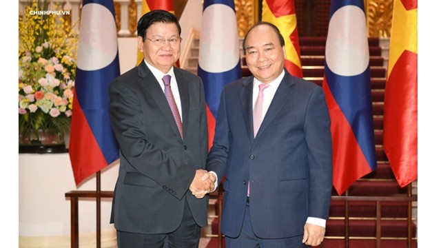 Le Premier ministre Nguyên Xuân Phuc (à droite) et son homologue laotien Thongloun Sisoulith. Photo : VGP.