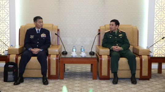 Le chef d’État-major général de l’Armée populaire du Vietnam, Phan Van Giang, vice-ministre vietnamien de la Défense (à droite), et le général japonais Yoshinari Marumo. Photo : VOV.