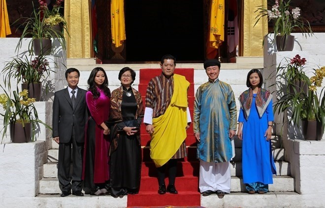 Le Roi bhoutanais Jigmé Khesar Namgyel Wangchuck (3e à droite) et l'ambassadeur vietnamien Pham Sanh Châu (2e à droite). Photo : VNA.