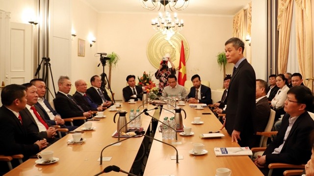 L’ambassadeur vietnamien en Allemagne, Nguyên Minh Vu (debout) prend la parole lors de sa rencontre amicale avec les représentants de la communauté vietnamienne en Allemagne. Photo : baoquocte.vn.