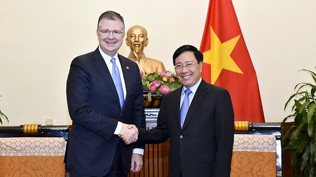 Le Vice-PM et ministre vietnamien des Affaires étrangères, Pham Binh Minh (à droite), et l’ambassadeur américain au Vietnam, Daniel Kritenbrink, le 8 janvier à Hanoi. Photo : VGP.