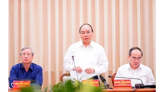 Le Premier ministre Nguyên Xuân Phuc (debout) préside une réunion à Hô Chi Minh-Ville. Photo : VOV