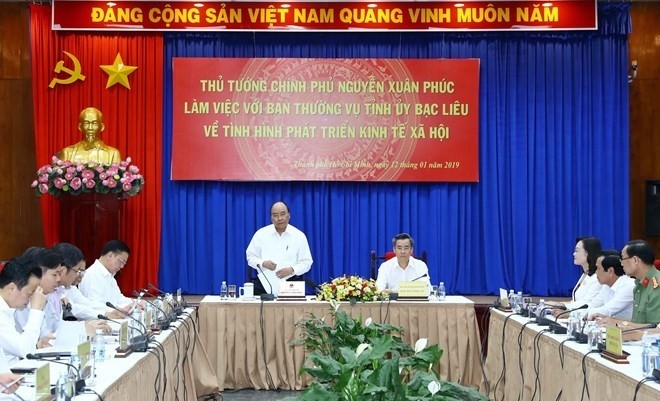 Le Premier ministre Nguyên Xuân Phuc avec les responsables de la province de Bac Liêu, le 12 janvier. Photo : VNA.