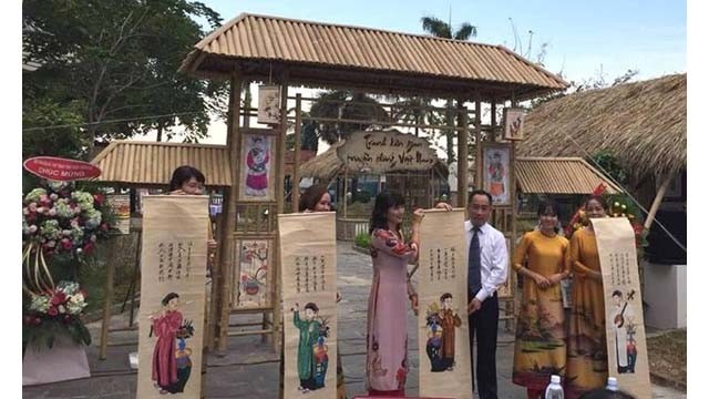 L’exposition d’estampes populaires traditionnelles du Vietnam s’est ouverte le 25 avril au Centre d’arts de Diêm Phùng Thi, à Huê. Photo: Journal Tô Quôc