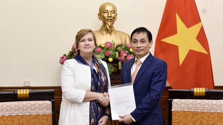 Le vice-ministre vietnamien des Affaires étrangères, Lê Hoài Trung, et Rana Jane Flowers, nouvelle représentante du Bureau de l'UNICEF au Vietnam. Photo : BQT.