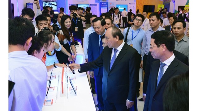 Le PM Nguyên Xuân Phuc visite l’exposition présentant des produits technologiques vietnamiens dans différents domaines, le 9 mai à Hanoi. Photo : Trân Hai.