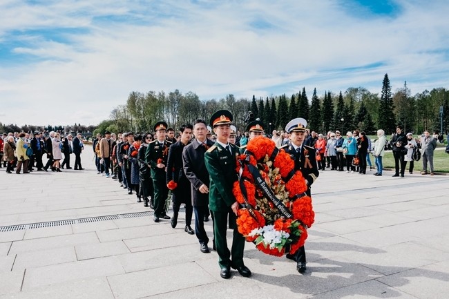La délégation de la communauté des Vietnamiens à Saint-Pétersbourg participe à la  cérémonie pour rendre hommage aux soldats soviétiques et aux Russes tombés dans la Grande Guerre patriotique. Photo : NDEL.