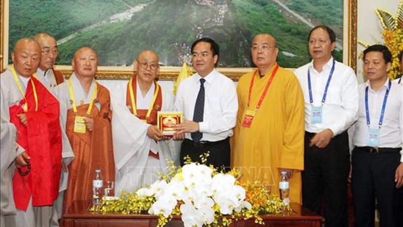 Le chef du Comité gouvernemental des affaires religieuses, Vu Chiên Thang (4e de droite à gauche) et la délégation bouddhique sud-coréenne. Photo : VNA.