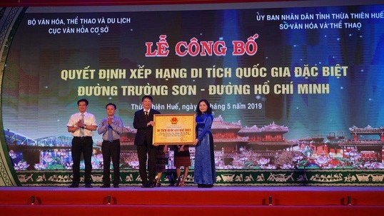 Cérémonie de remise du certificate du vestige national special pour la piste Truong Son-Hô Chi Minh, le 15 mai dans le district d’A Luoi, province de Thua Thiên – Huê (au Centre). Photo : VOV. 