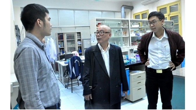 Le Docteur Dào Minh Quang (au Centre) en visite à l’Université nationale de Hanoi. Photo : thoidai.com.vn. 