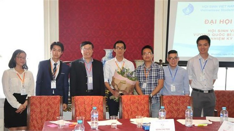 L’ambassadeur du Vietnam en Belgique, Vu Anh Quang (3e à gauche) et le Comité exécutif de l’Association des Etudiants vietnamiens en Belgique. Photo : VNA.