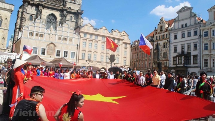 Le drapeau du Vietnam sur la place de la Vieille Ville à Prague. Photo : VNA.
