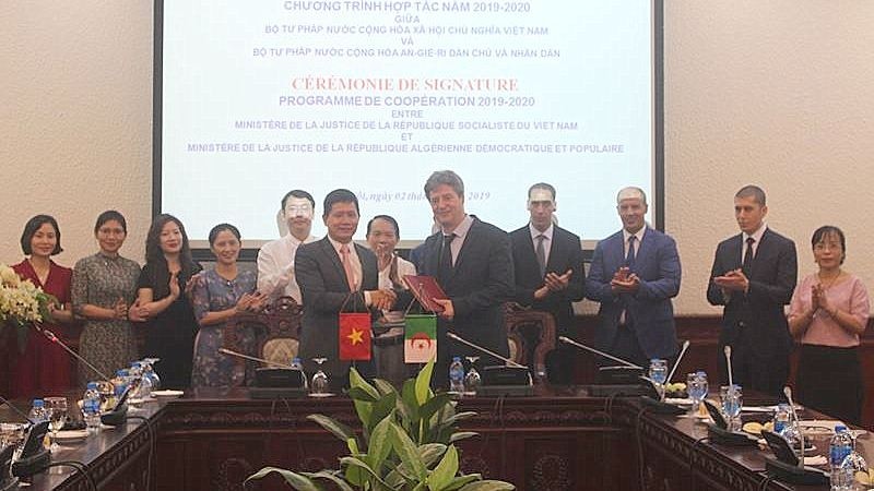 Cérémonie de signature du programme de coopération entre les Ministères de la Justice du Vietnam et de l’Algérie. Photo: BPL.