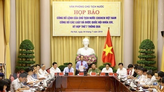 Conférence de presse pour annoncer l’ordre du Président vietnamien concernant la promulgation de sept nouvelles lois. Photo : VNA.