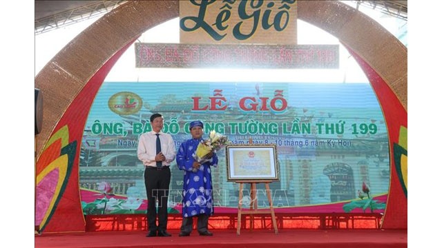 Cérémonie de réception du certificat reconnaissant le temple dédié aux époux Dô Công Tuong reconnu en tant que vestige historique et culturel national. Photo : VNA