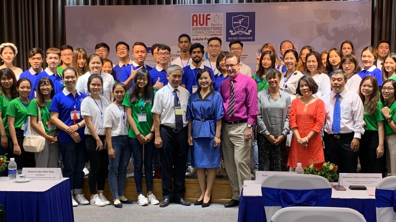 Photo de famille des délégués et des étudiants lors de la cérémonie d’ouverture de l’Université d’été des étudiants francophones 2019, le 12 juillet à Hanoï. Photo : Tùng Chi/NDEL.