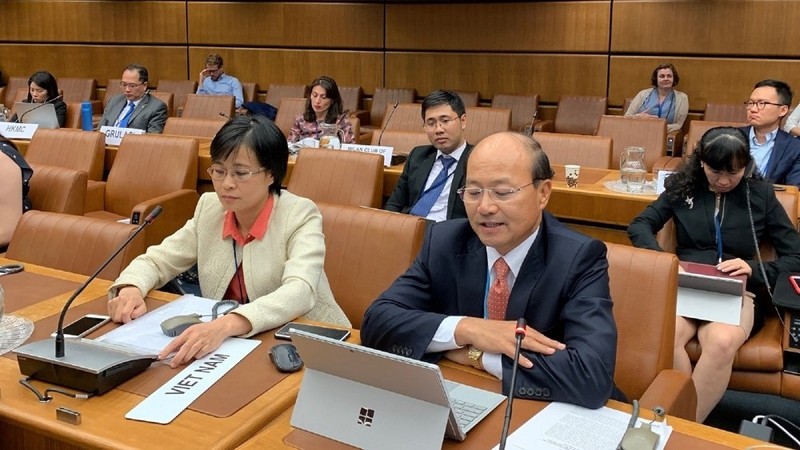 L’ambassadeur vietnamien Lê Dung (à droite), lors de la 52e session de la CNUDCI. Photo : Ambassade du Vietnam en Autriche.