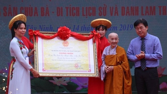 Un représentant du ministère de la Culture, des Sports et du Tourisme remet le certificat reconnaissant la cérémonie du culte de la Sainte Mère de Linh Son en tant que patrimoine culturel immatériel national. Photo : VGP.. 