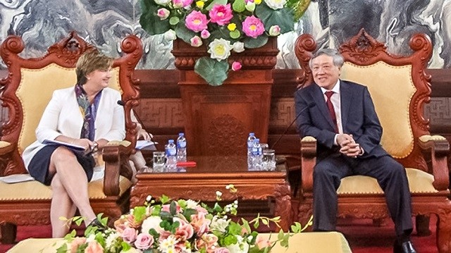 Le président de la Cour populaire suprême du Vietnam, Nguyên Hoa Binh (à droite), et la représentante en chef de l'UNICEF au Vietnam, Rana Flowers, le 13 août à Hanoi. Photo: congly.