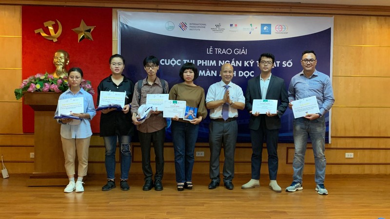 Le directeur de l’IFI Ngô Tu Lâp (3e à droite) et les auteurs récompensés.