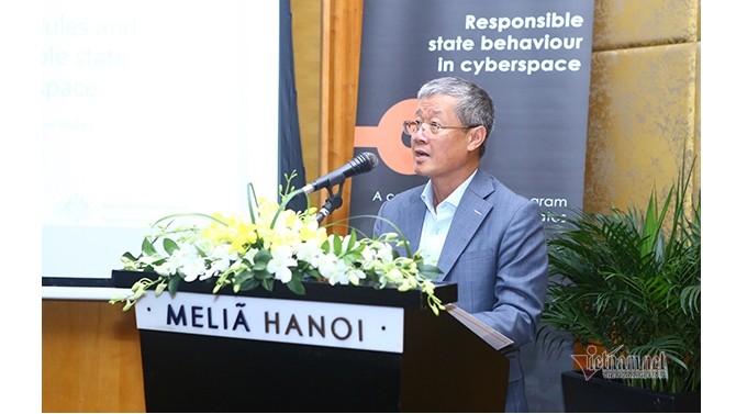 Le vice-ministre de l'Information et de la Communication Nguyên Thành Hung prend la parole lors du séminaire sur les codes nationaux de responsabilité pour le cyberespace. Photo : vietnamnet.vn.