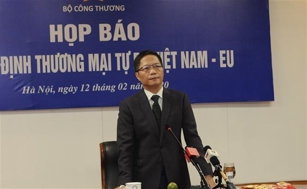 Le ministre de l'Industrie et du Commerce, Trân Tuân Anh, lors d'une conférence de presse organisée le 12 février à Hanoï. Photo : VNA.