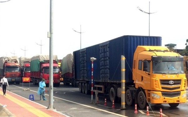 Des marchandises sont dédouannées après la réouverture du pont Bac Luân 2. Photo : NDEL.