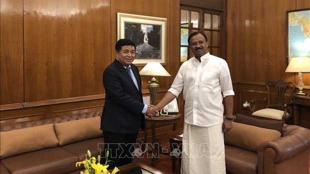 Le ministre vietnamien du Plan et de l'Investissement Nguyên Chi Dung (gauche) et le ministre des Affaires étrangères de l'Inde, Shri V. Muraleedharan. Photo: VNA