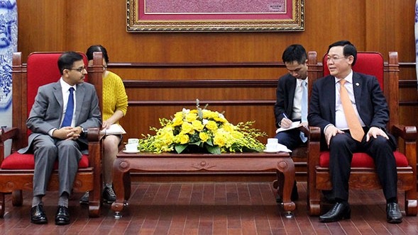 Le secrétaire du Comité du PCV pour la ville de Hanoi, Vuong Dinh Huê (à droite), et l’ambassadeur indien au Vietnam, Pranay Verma. Photo : KTDT.