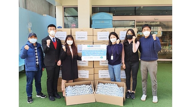 5 000 bouteilles de solution antiseptique sont cartonnées pour être envoyées aux étudiants vietnamiens dans les zones épidémiques. Photo : VSAK.