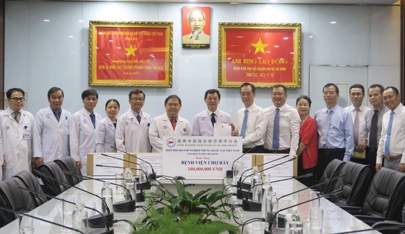 Le Consulat général de Chine à Hô Chi Minh-Ville rend visite à l’Hôpital Cho Rây