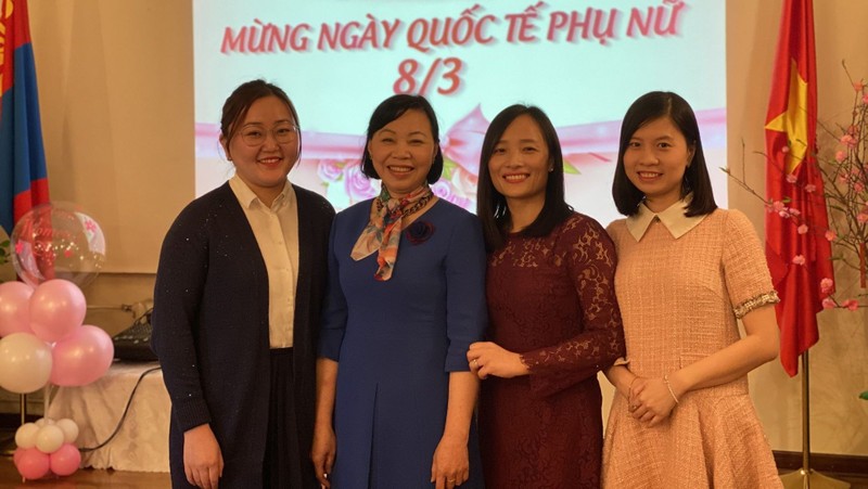 L’ambassadrice vietnamienne en Mongolie, Doàn Thi Huong (2e à gauche), et les femmes cadres de l’Ambassade. Photo : baoquocte.vn