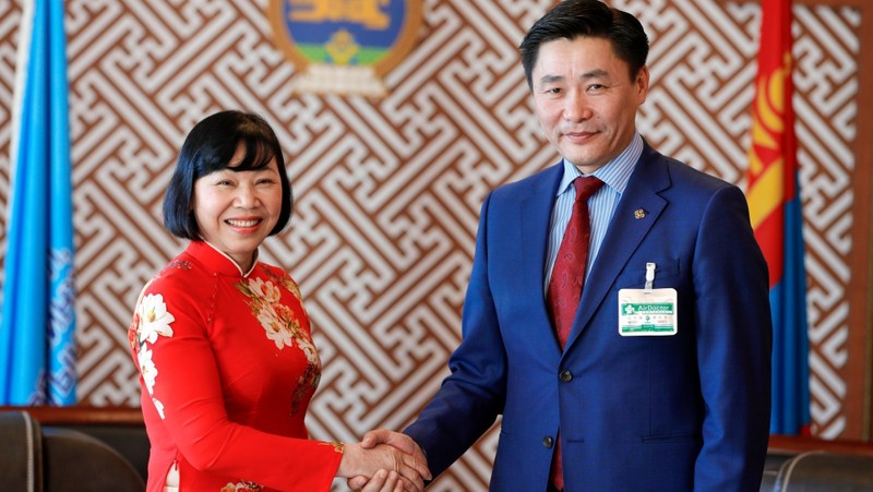 L’ambassadrice vietnamienne en Mongolie Doàn Thi Huong (à gauche) et le ministre mongol de l’Éducation, de la Culture, des Sciences et des Sports, Yo Baatarbileg. Photo: baoquocte.vn