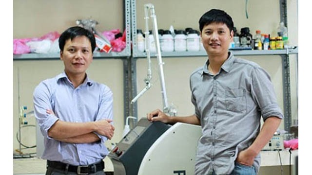 Le docteur Nguyên Thê Anh (à gauche) et le docteur. Dô Hoàng Tung - Photo: PlasmaMED