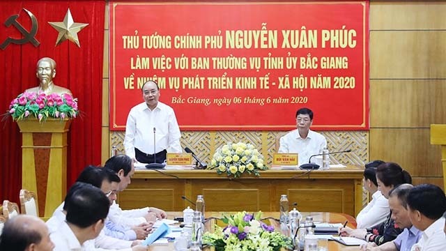 Le Premier ministre lors de la seance de travail avec les responsables de la province de Bac Giang. Photo: VGP