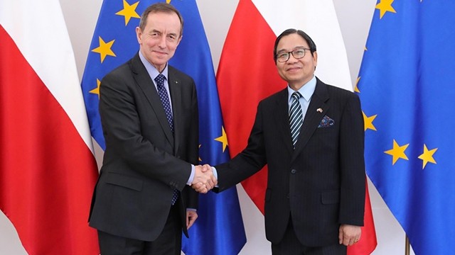 Le président du Sénat polonais Tomasz Pawel Grodzk (à gauche) reçoit l’ambassadeur vietnamien en Pologne, Vu Dang Dung, venu le saluer au terme de son mandat. Photo: Sénat polonais/baoquocte.vn 	