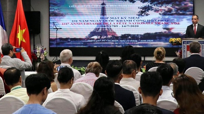 Rencontre amicale pour célébrer le 231e anniversaire de la Fête nationale de la France, le 13 juillet à Hô Chi Minh-Ville. Photo : VNA.