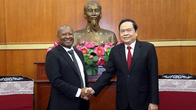 Le président du Comité central du Front de la Patrie du Vietnam, Trân Thanh Mân (à droite), et l'ambassadeur d'Afrique du Sud au Vietnam, Mpetjane Kgaogelo Lekgoro. Photo : DDK.