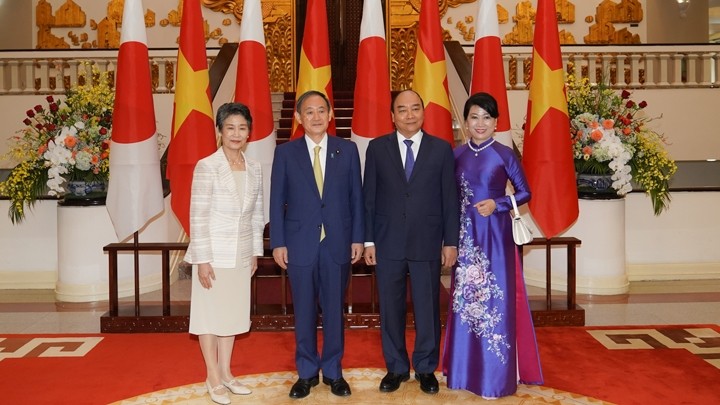 Le Premier ministre Nguyên Xuân Phuc et son épouse accueillent le Premier ministre japonais Suga Yoshihide et son épouse. Photo : VGP.