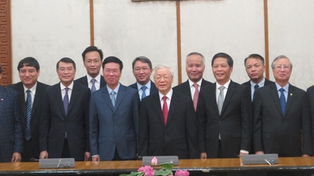 Le Secrétaire général et Président d’État Nguyên Phu Trong et des délégués lors d'une cérémonie d'annonce des décisions sur l’affectation des membres du Bureau politique. Photo : NDEL.