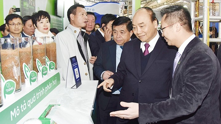 Le Premier ministre Nguyên Xuân Phuc (2e à droite). Photo : NDEL