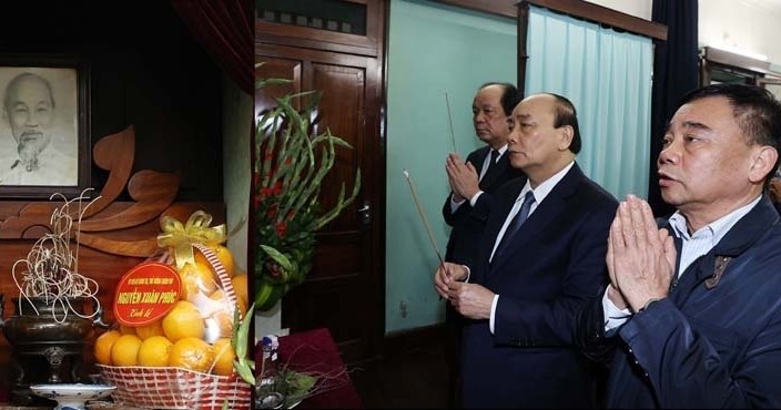 Le PM Nguyên Xuân Phuc offre de l'encens pour commémorer le défunt Président Hô Chi Minh. Photo : VGP.