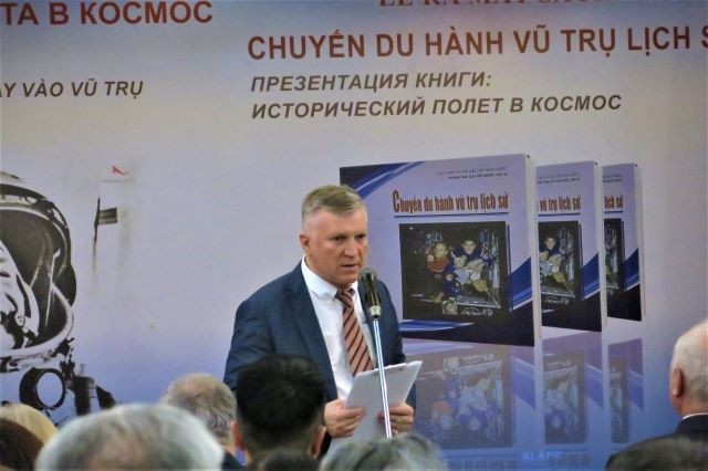 Le directeur du Centre russe de la science et de la culture à Hanoï, Victor Vasilievich Stepanov, prend la parole à l’évenement, le 12 avril à Hanoï. Photo : Linh Hoàng/NDEL.